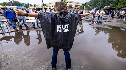 Pinkpop vol plassen, poelen en poncho's: festivalweekend nat begonnen