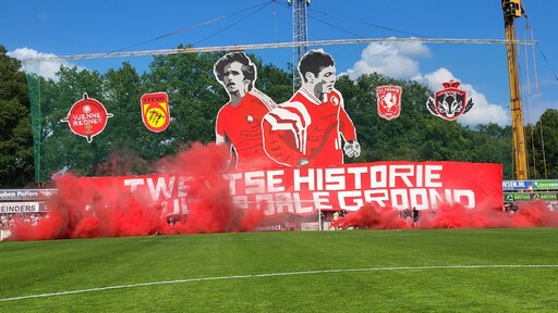 Gewonden bij oefenduel FC Twente door neerstorten groot spandoek